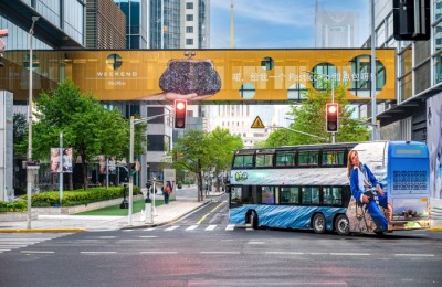 穿梭摩登都会，诠释春日艺术